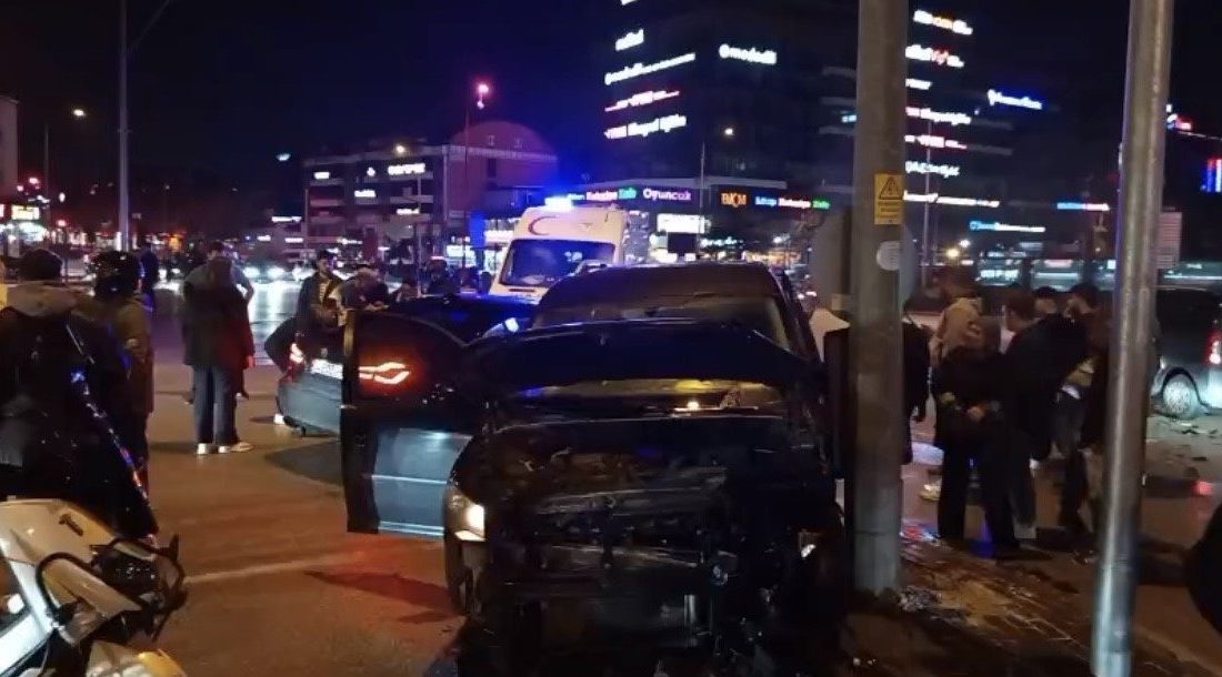 Bursa’da hafif ticari araç ile otomobil çarpıştı: 3 yaralı Bursa’nın Nilüfer ilçesinde, hafif ticari araç ile otomobilin çarpışması sonucu