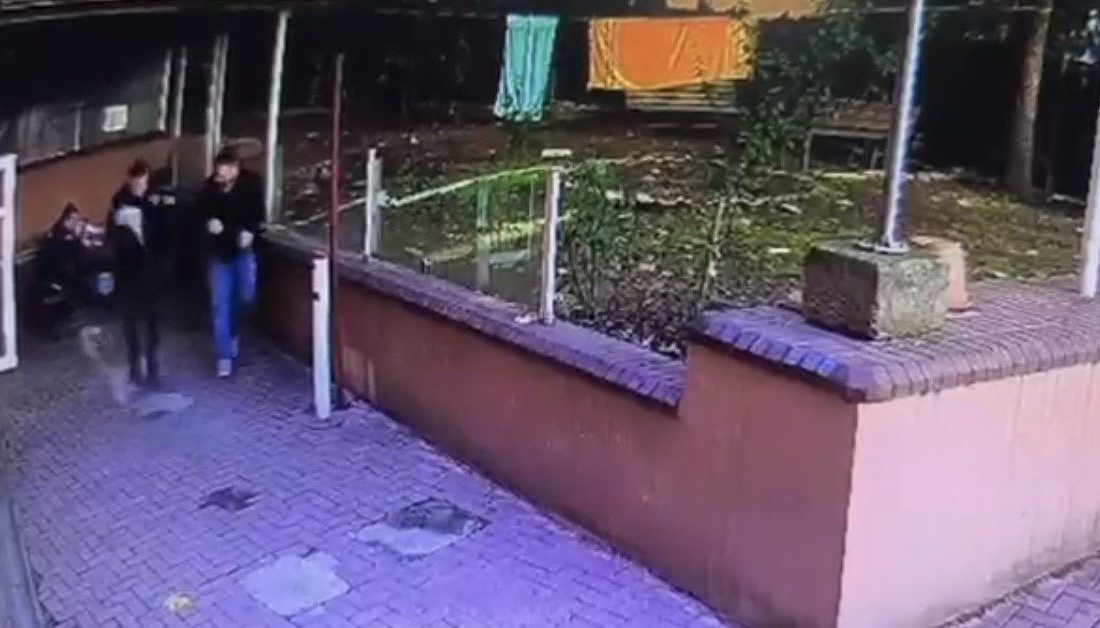 Bursa’da, itfaiye amirliği bahçesinde görev yapan personel, yan taraftaki alışveriş