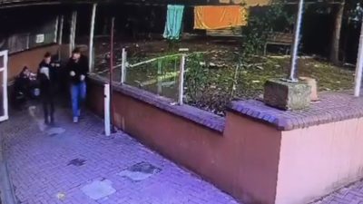 Bursa’da, itfaiye amirliği bahçesinde görev yapan personel, yan taraftaki alışveriş