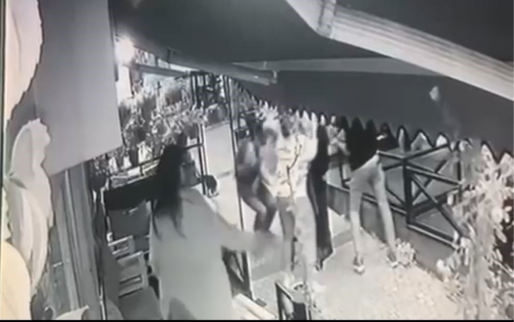 Bursa’nın Yıldırım ilçesinde, alkollü olduğu gerekçesiyle kafeye alınmayan bir kişi,