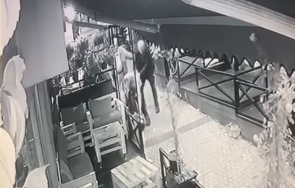 Bursa’nın Yıldırım ilçesindeki kafeler sokağında, alkollü olduğu gerekçesiyle bir mekana