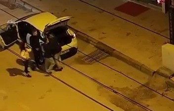 Bursa’nın Nilüfer ilçesinde bir erkek, tartıştığı kadını yol ortasında sürükledi.