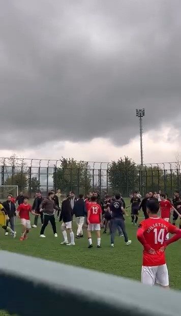 Bursa’da U16 maçında yumruklar konuştu Bursa’da oynanan Milletspor U16-Hacivatspor U16 karşılaşmasında futbolcular ve teknik heyetler