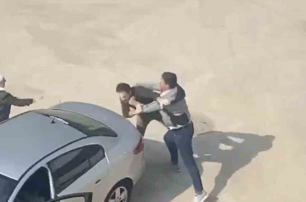 Bursa’da iki sürücü arasında çıkan yol tartışması adeta meydan kavgasına
