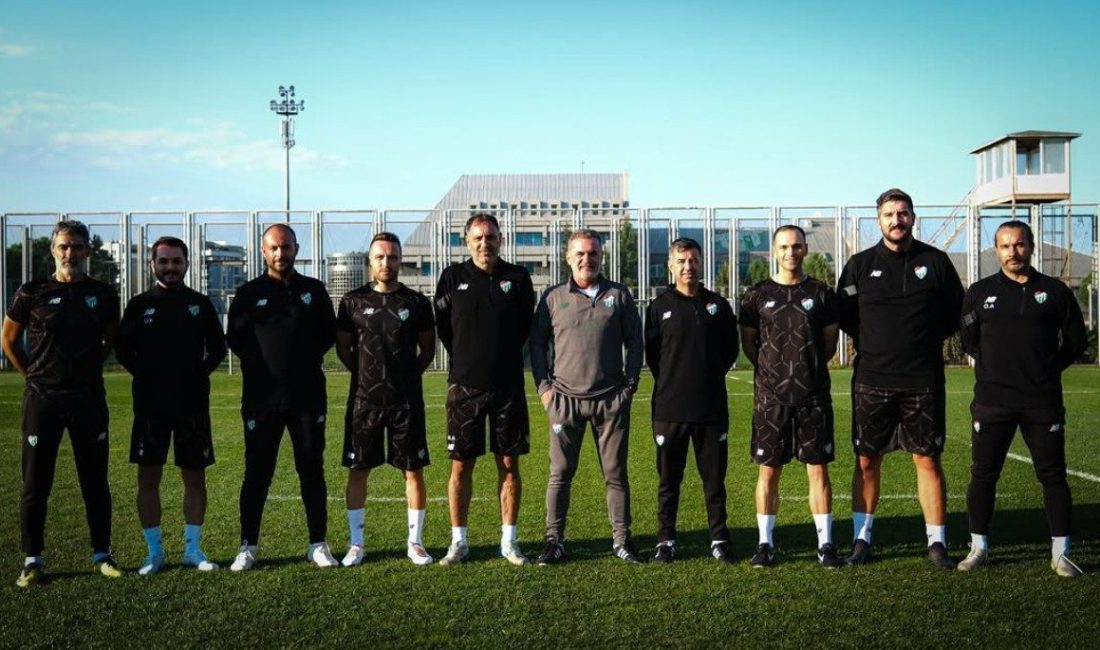 Bursaspor, yeni teknik direktör Tahsin Tam yönetimindeki teknik ekibini resmen