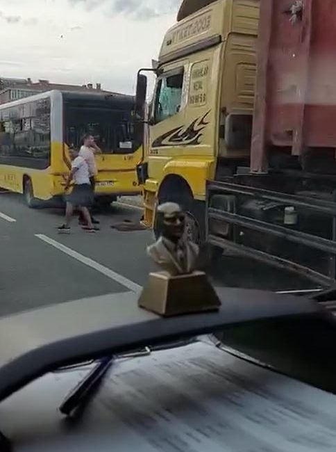 İstanbul’un Büyükçekmece ilçesinde İETT otobüsüne arkadan kamyon çarptı. Yaşanan kazada
