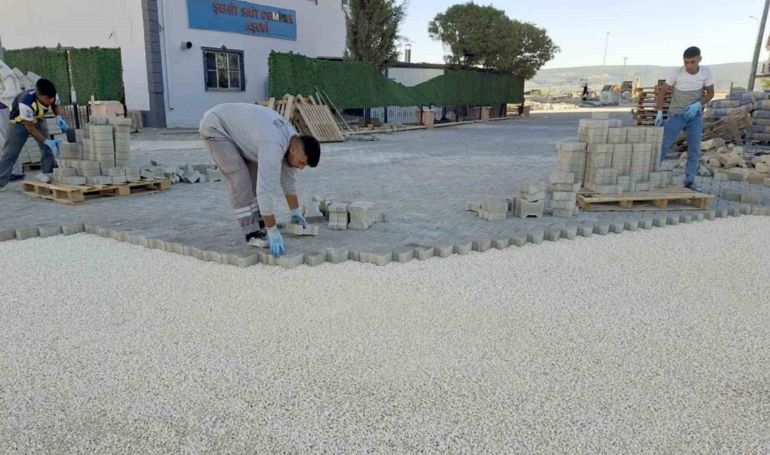 Büyükşehir Belediyesi, Araban’da kilitli parke taşı döşeme çalışmalarına başladı Gaziantep Büyükşehir Belediyesi, bozulan cadde ve sokaklarda kilitli parke taşı