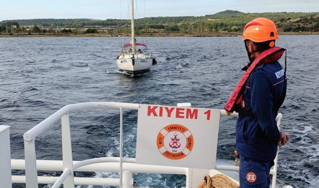 Çanakkale Boğazı’nda makine arızası yaparak sürüklenen tekne kurtarıldı Çanakkale Boğazı’nda makine arızası yaparak sürüklenen ve içinde 2 kişinin