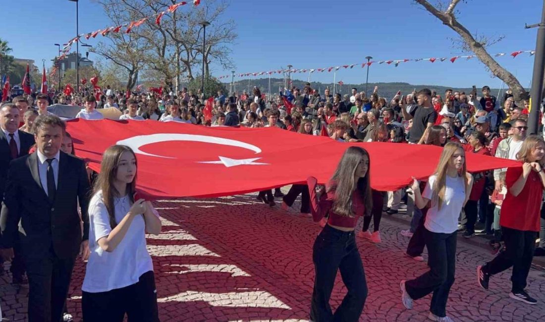Çanakkale’de, 29 Ekim Cumhuriyet Bayramı kordonboyunda gerçekleştirilen törenle coşkuyla kutlandı.