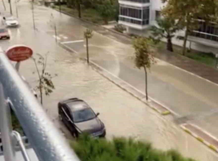 Çanakkale’de akşam saatlerinde başlayan sağanak yağışta bazı sokak ve caddeleri