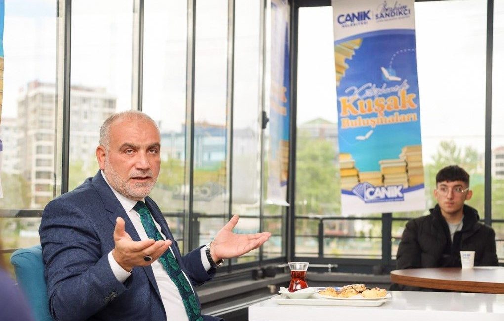 Samsun’un Canik Belediye Başkanı İbrahim Sandıkçı, ‘Kütüphanede Kuşak Buluşmaları’ programıyla