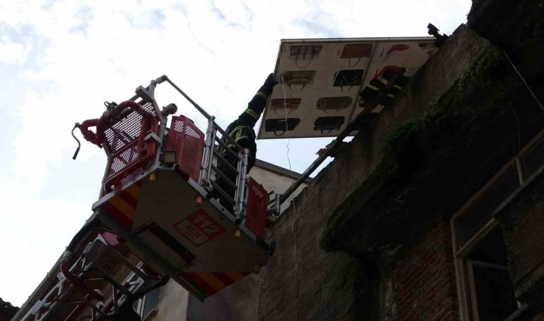 Ordu’da boş bir binanın çatı katından sarkan ve caddeye düşme