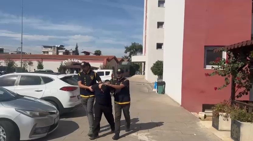 Adana’da bir polis aracına da kurşunların isabet ettiği çay ocağına