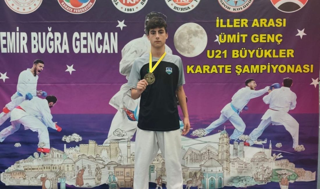 Çayırova Belediyesi Eğitim Spor Kulübü karate takımı sporcuları, Bursa’da düzenlenen