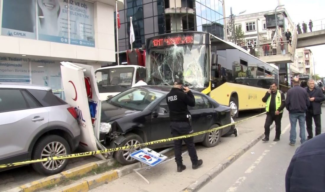 Çekmeköy’de İETT otobüsü durağa daldı Çekmeköy-Şile yolunda seyir halindeki bir İETT otobüsü, park halindeki taksi