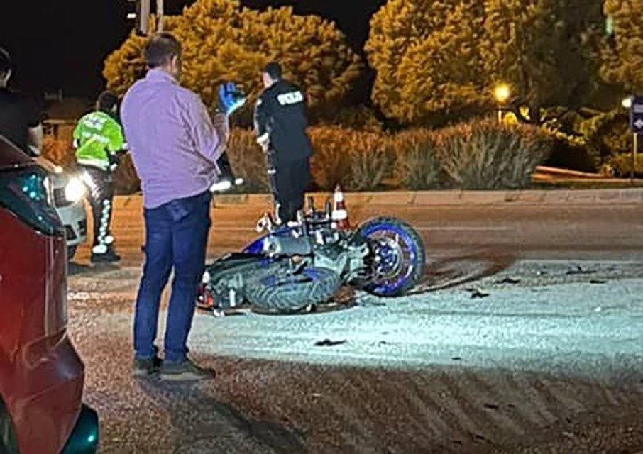 İzmir’in Çeşme ilçesinde meydana gelen trafik kazasında motosiklet sürücüsü hayatını
