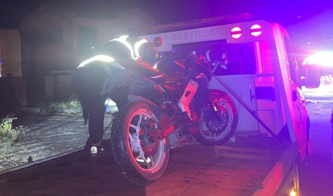 Çeşme’de plakasız, kasksız ve abartı egzozlu motorlara sıkı denetim İzmir’in Çeşme ilçesinde plakasız, kasksız ve abartı egzozlu motosiklet sürücülerine