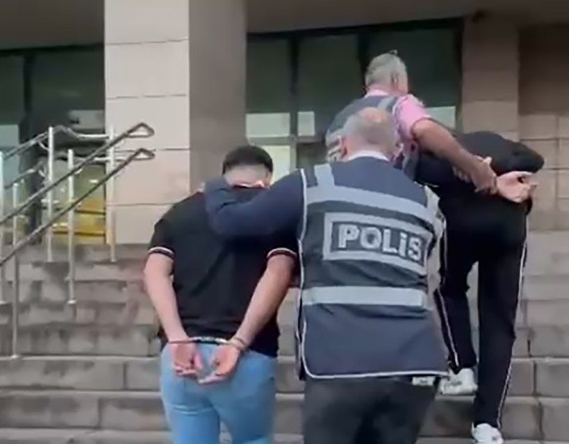 Cezaevinden çıkan iki şüpheli, 6 ayrı hırsızlık olayının faili çıktı İzmir’in Karabağlar ilçesinde son günlerde art arda meydana gelen motosiklet