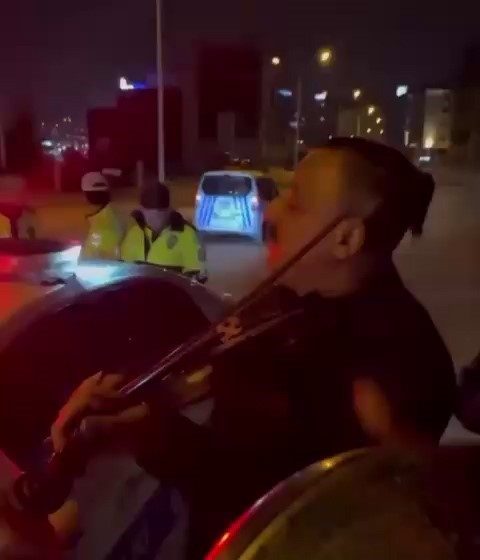 Karabük’te gece saatlerinde gerçekleştirilen trafik denetimlerinde durdurulan bir otobüsün şoförünün