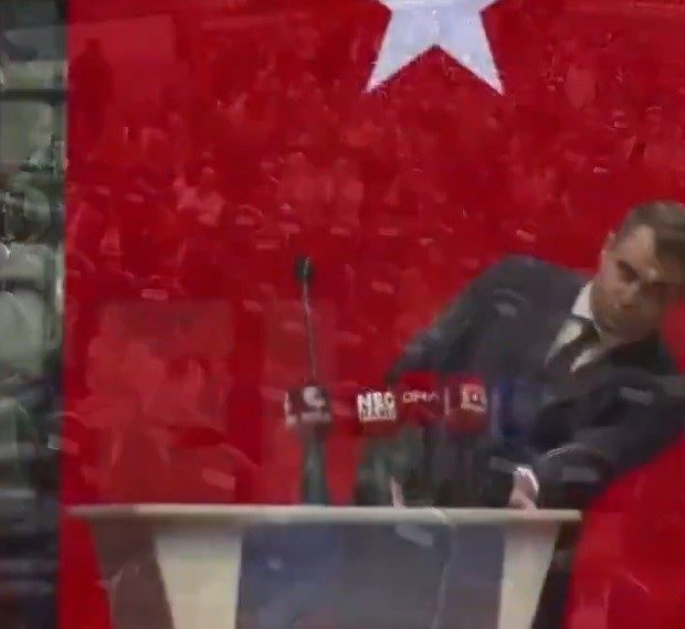 CHP İzmir’de tek aday Çağatay Güç, kürsüde bayıldı CHP İzmir İl Kongresi’nde tek aday gösterilen Çağatay Güç, konuşmasının