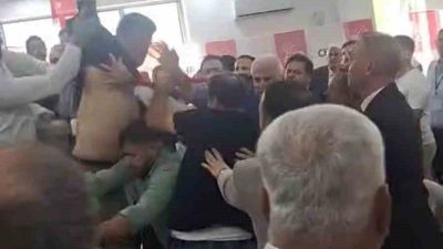 Hatay’da CHP’nin Samandağ ilçe kongresinde yaşanan gerginlik sonrası kavga çıktı.