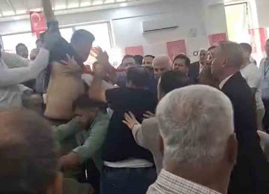 CHP Samandağ ilçe kongresinde kavga çıktı Hatay’da CHP’nin Samandağ ilçe kongresinde yaşanan gerginlik sonrası kavga çıktı.