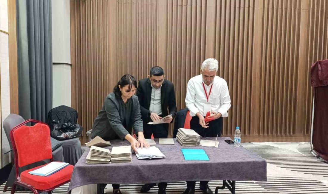 CHP’nin Afyonkarahisar İl Başkanı Hasan Karadeniz oldu Cumhuriyet Halk Partisi’nin (CHP) gergin geçen İl Başkanlığı Kongresi’nde yeni