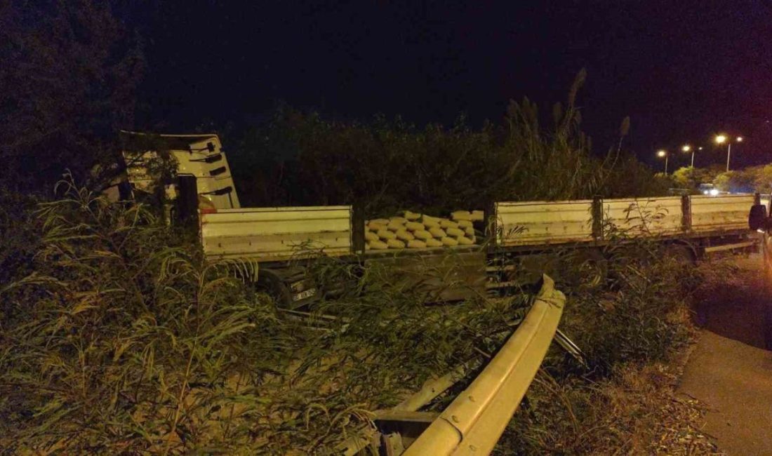 Çimento yüklü tır devrildi, şans eseri yaralanan olmadı Antalya’nın Manavgat ilçesinde çimento yüklü tırın devrilmesi sonucu meydana gelen
