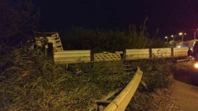 Antalya’nın Manavgat ilçesinde çimento yüklü tırın devrilmesi sonucu meydana gelen