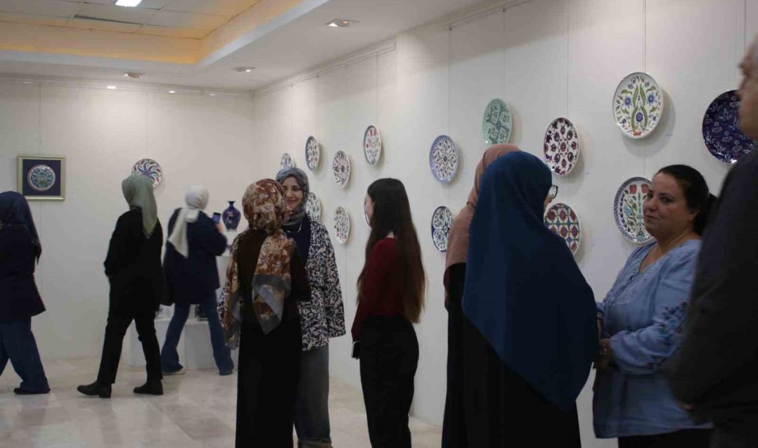 Çini Sanatı SAÜ’de sergilendi Sakarya Üniversitesinde düzenlenen “Zamanda Geleneksel Yolculuk; Çini” sergisi, öğrencilerin özgün