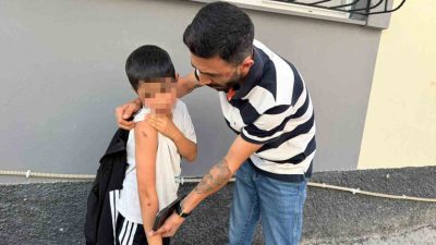 Adana’da 8 yaşındaki çocuğu ayak bileğinden tutup acımasızca yere fırlatan