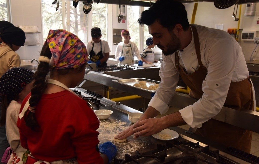 Anadolu Üniversitesi Çocuk Üniversitesi tarafından düzenlenen “Dünya Mutfakları” temalı aşçılık