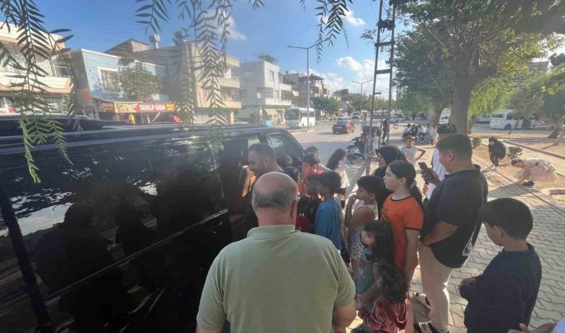 Adanalı hayırsever, 29 Ekim Cumhuriyet Bayramı nedeniyle çocukları unutmayarak onlarca