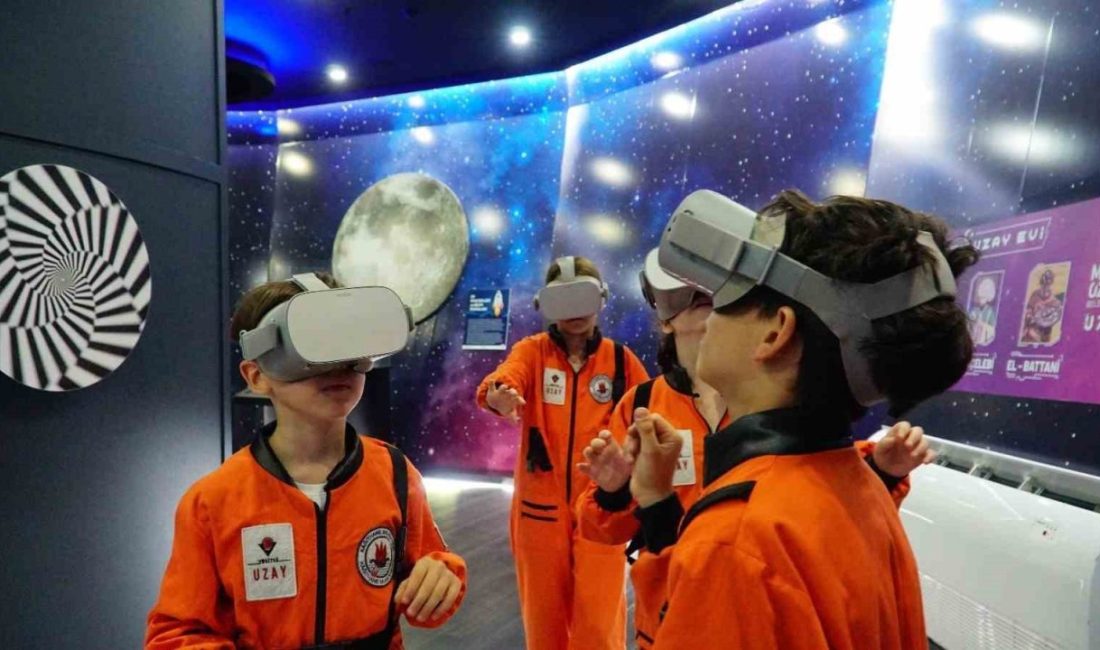Kağıthane Belediyesi’nin El Battani Uzay Evi, minik ziyaretçilerini uzayın büyüleyici