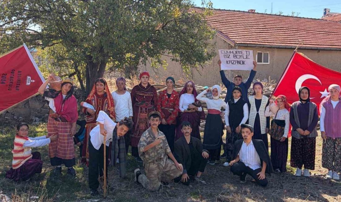 Afyonkarahisar’ın Şuhut ilçesine bağlı Atlıhisar Ortaokulu öğrencileri, 29 Ekim Cumhuriyet
