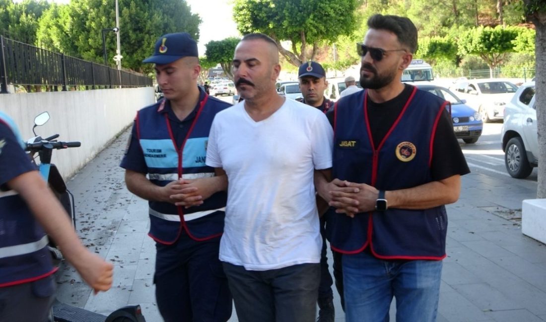 Antalya’nın Manavgat ilçesinde çöp kamyonunun sürücüsünü boynundan bıçaklayarak öldüren mesai