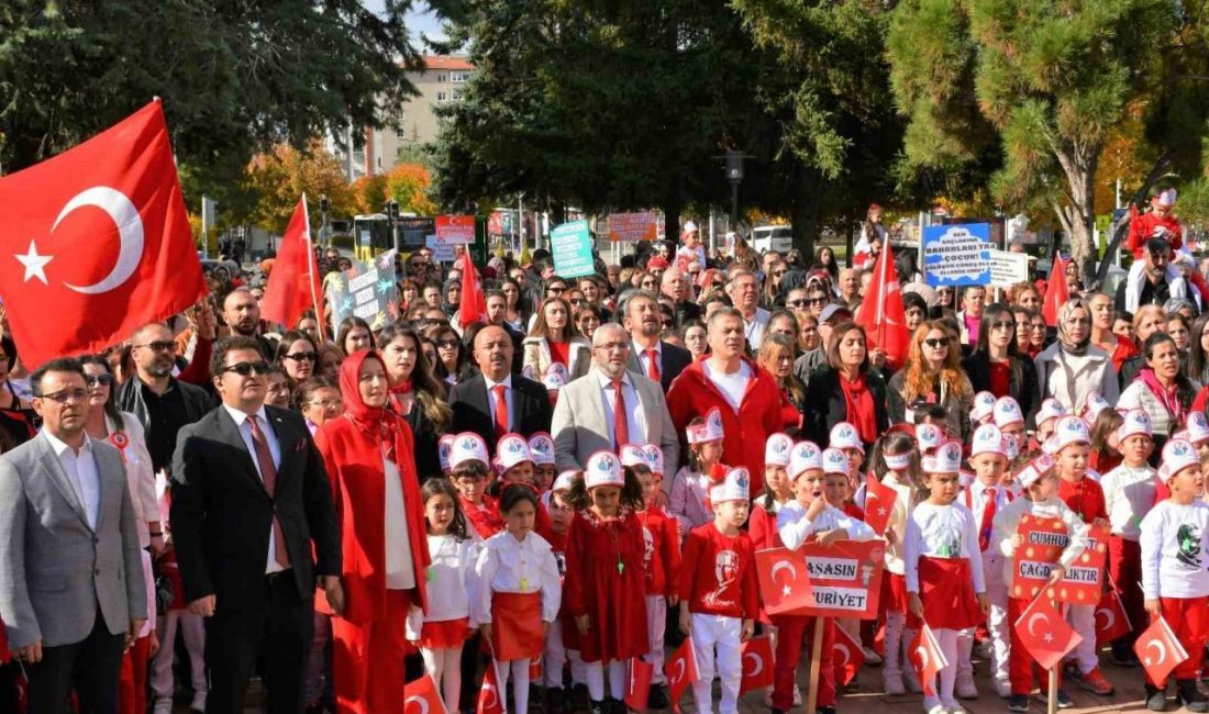 Çorum’da, 29 Ekim Cumhuriyet Bayramı kutlamaları kapsamında yüzlerce anaokulu öğrencisi,
