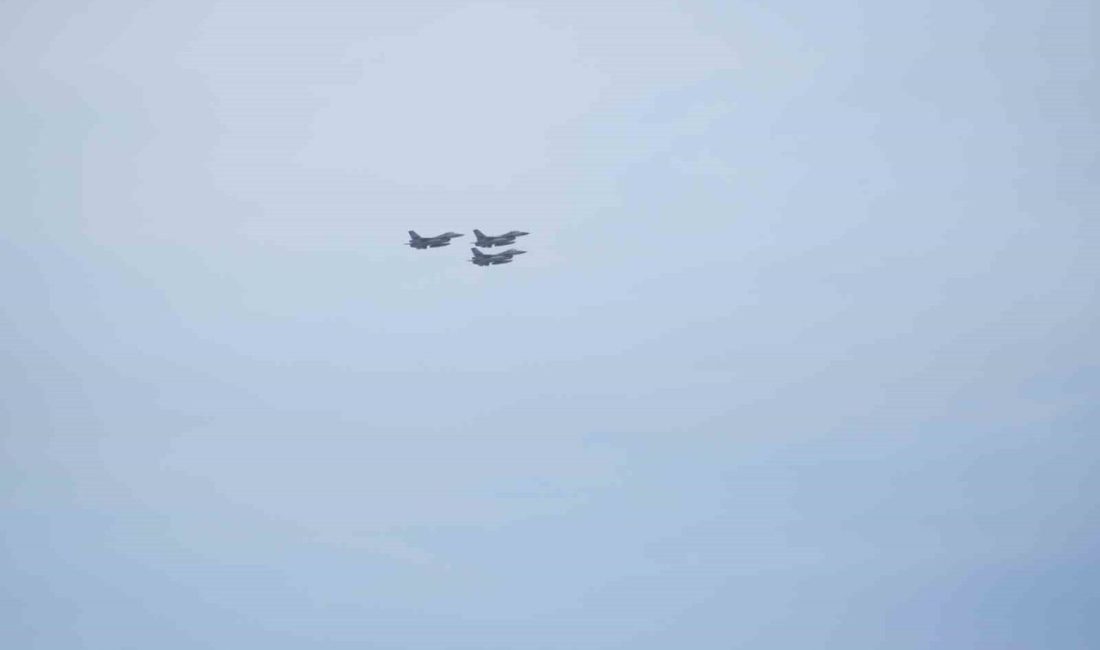 Çorum’da, 29 Ekim Cumhuriyet Bayramı öncesinde prova uçuşu yapan savaş