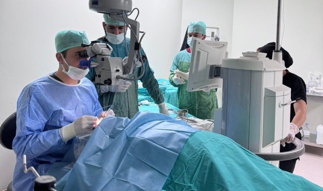 Hakkari’nin Çukurca Devlet Hastanesinde ilk kez katarakt ameliyatı başarıyla gerçekleştirildi.