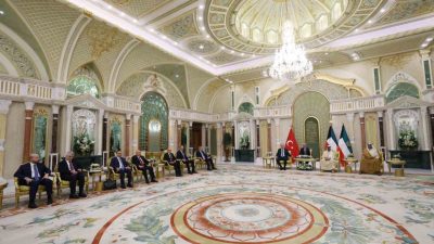 Cumhurbaşkanı Recep Tayyip Erdoğan, resmi temaslarda bulunmak üzere geldiği Kuveyt’te