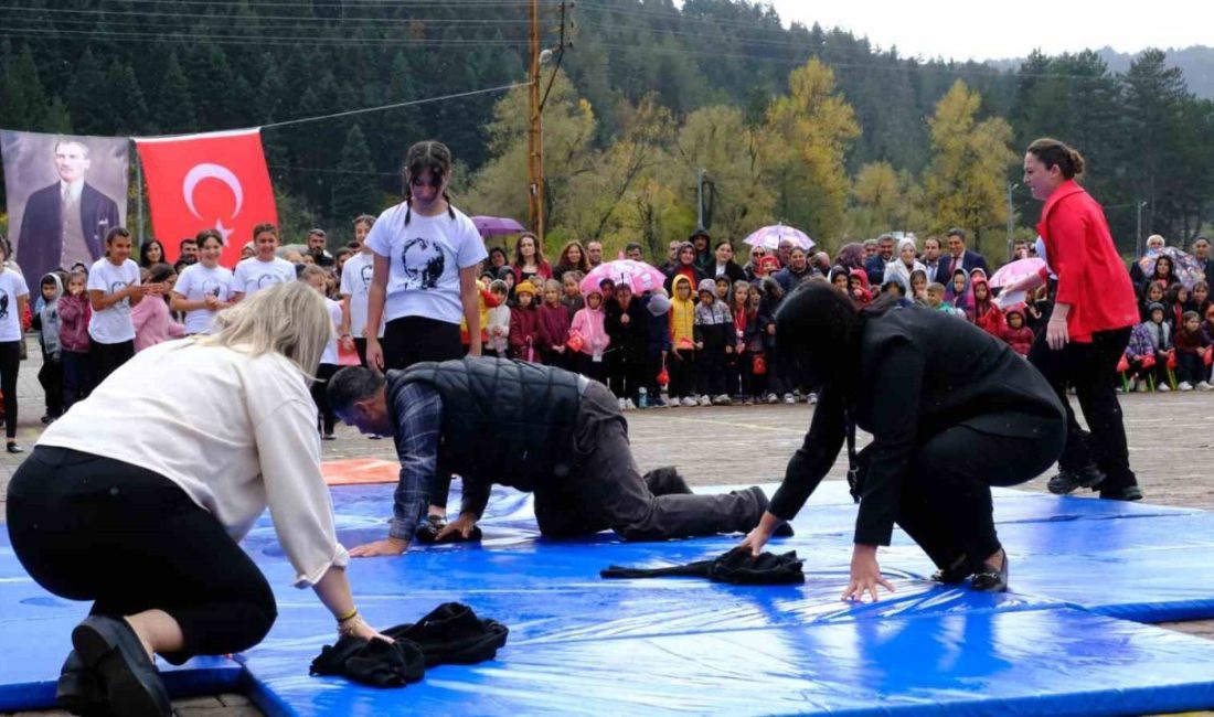 Kastamonu’nun Azdavay ilçesinde jimnastik gösterisinde yağmur sebebiyle minderden düşen kızını
