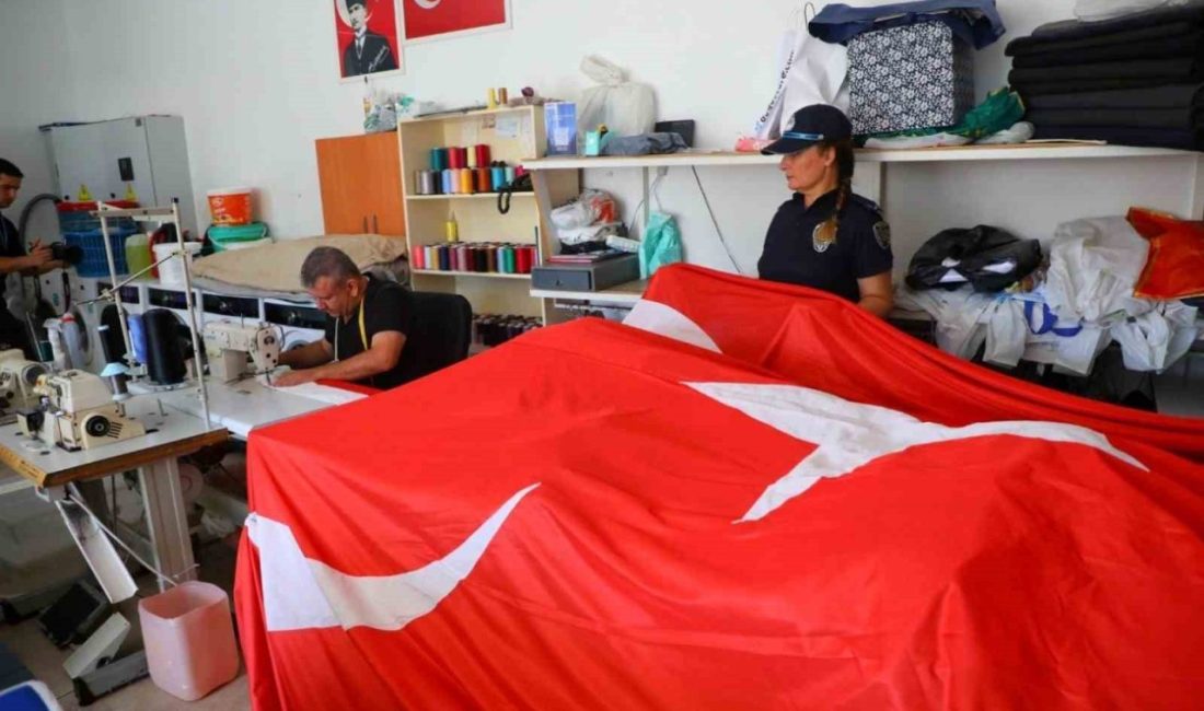 Muğla’nın Bodrum ilçesinde dev Türk bayraklarını yıllardır ücretsiz tamir eden