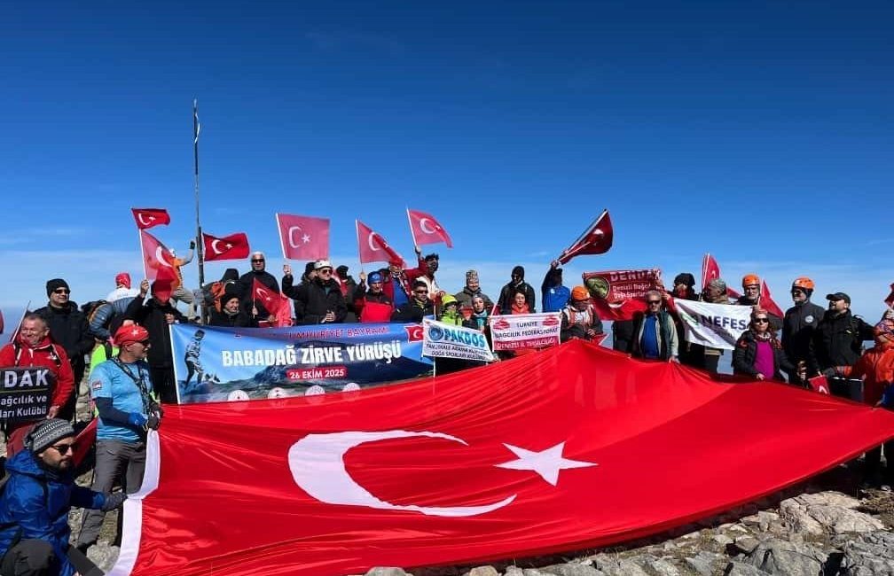 Denizli’de, Babadağ’ın 2308 m. rakımlı zirvesine tırmanan her yaştan vatandaş,