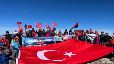 Denizli’de, Babadağ’ın 2308 m. rakımlı zirvesine tırmanan her yaştan vatandaş,