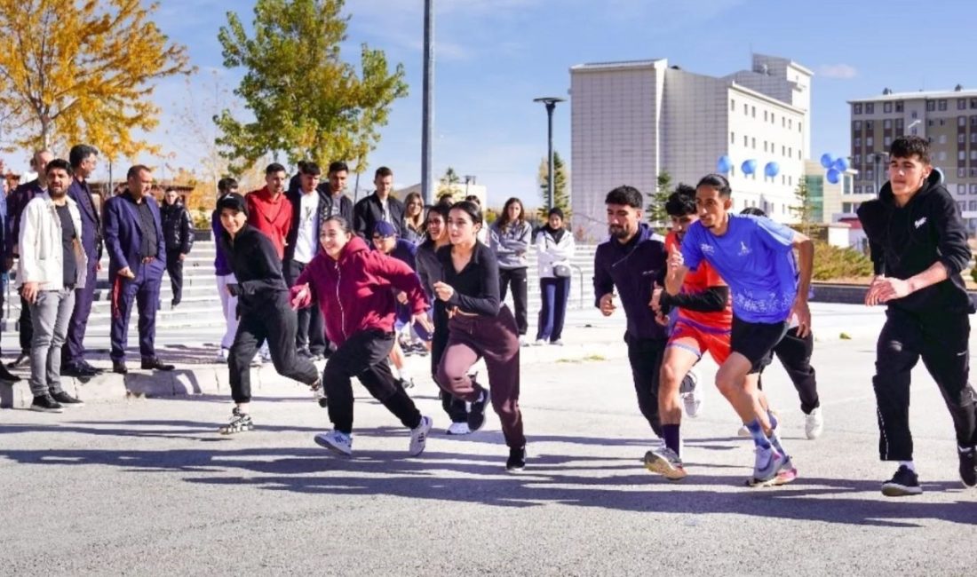 29 Ekim Cumhuriyet Bayramı etkinlikleri kapsamında düzenlenen Cumhuriyet Koşusu, gençlerin