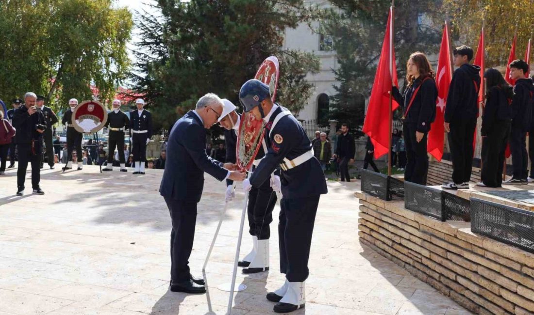 Sivas’ta Cumhuriyet Bayramı nedeniyle Atatürk anıtına çelenk sunuldu. Tören çerçevesinde