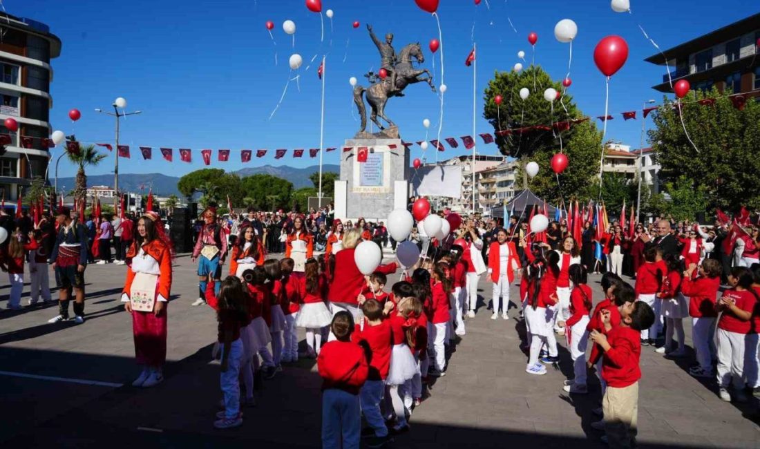 Balıkesir’in Edremit ilçesinde Cumhuriyetin ilanının 102’nci yıl dönümü, coşkulu törenlerle