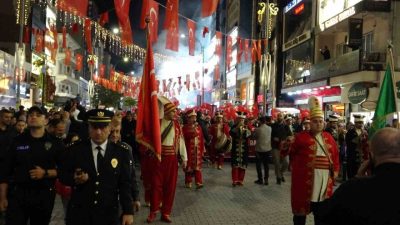 Cumhuriyet’in 102’nci yılı Ümraniye’de coşkuyla kutlandı. Santral Meydanı’nda düzenlenen fener
