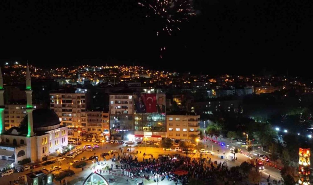 Siirt’te Cumhuriyet’in ilanının 102’nci yıl dönümünde fener alayı düzenlendi. Cumhuriyet’in