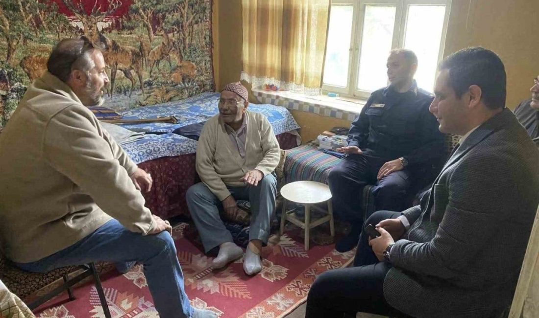 Osmaneli Kaymakamı Abdüssamed Kılıç, Cumhuriyetle aynı yaşta olan vatandaşlar evlerinde